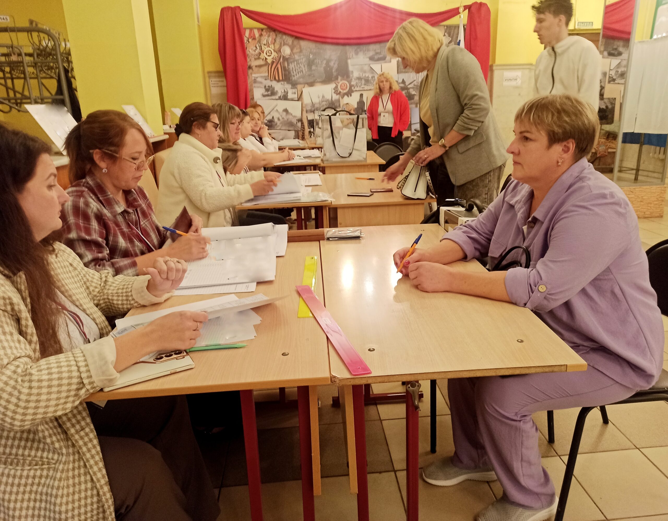 В Клинцах мать погибшего на СВО героя пришла проголосовать