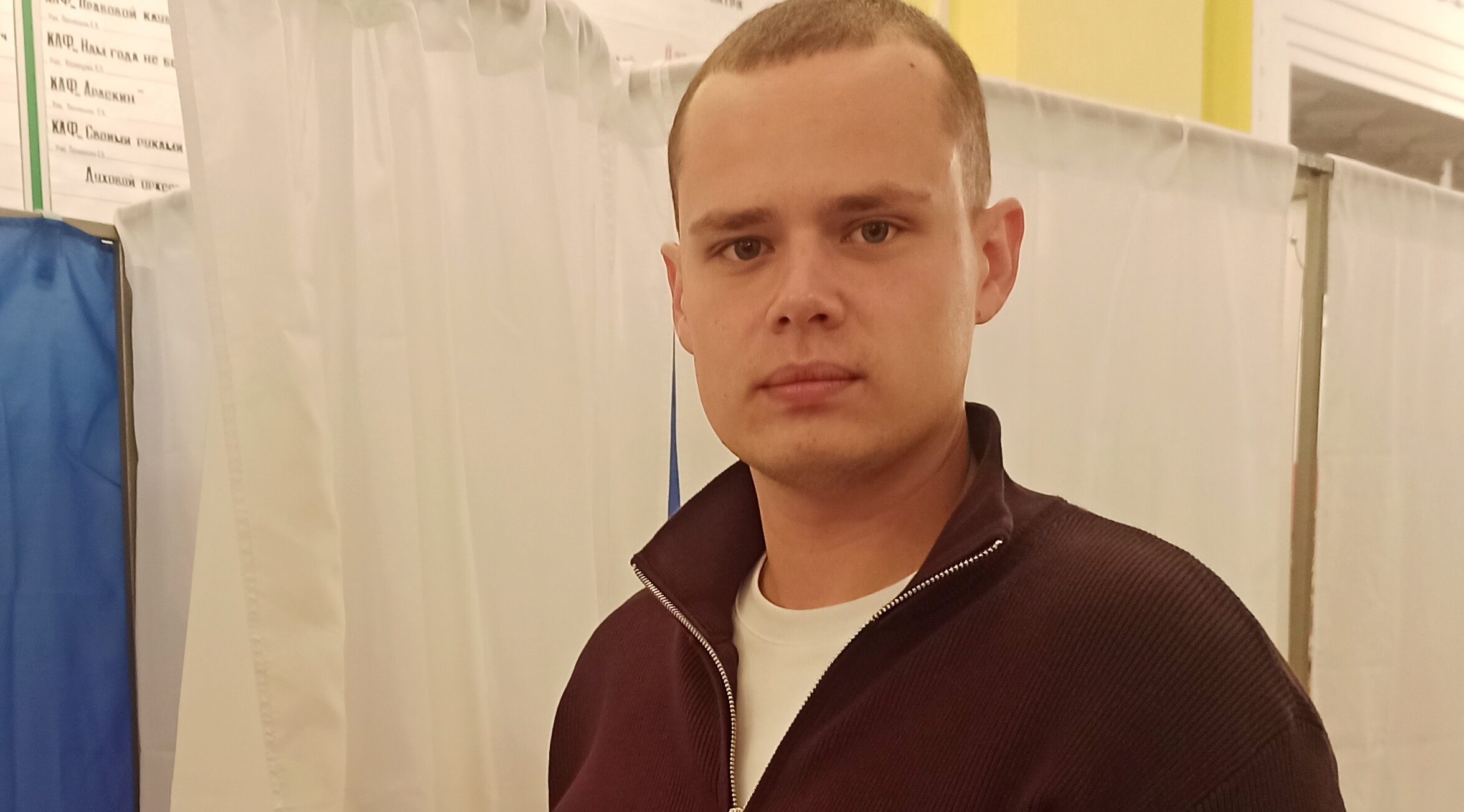 Голосует депутат Клинцовского городского Совета народных депутатов