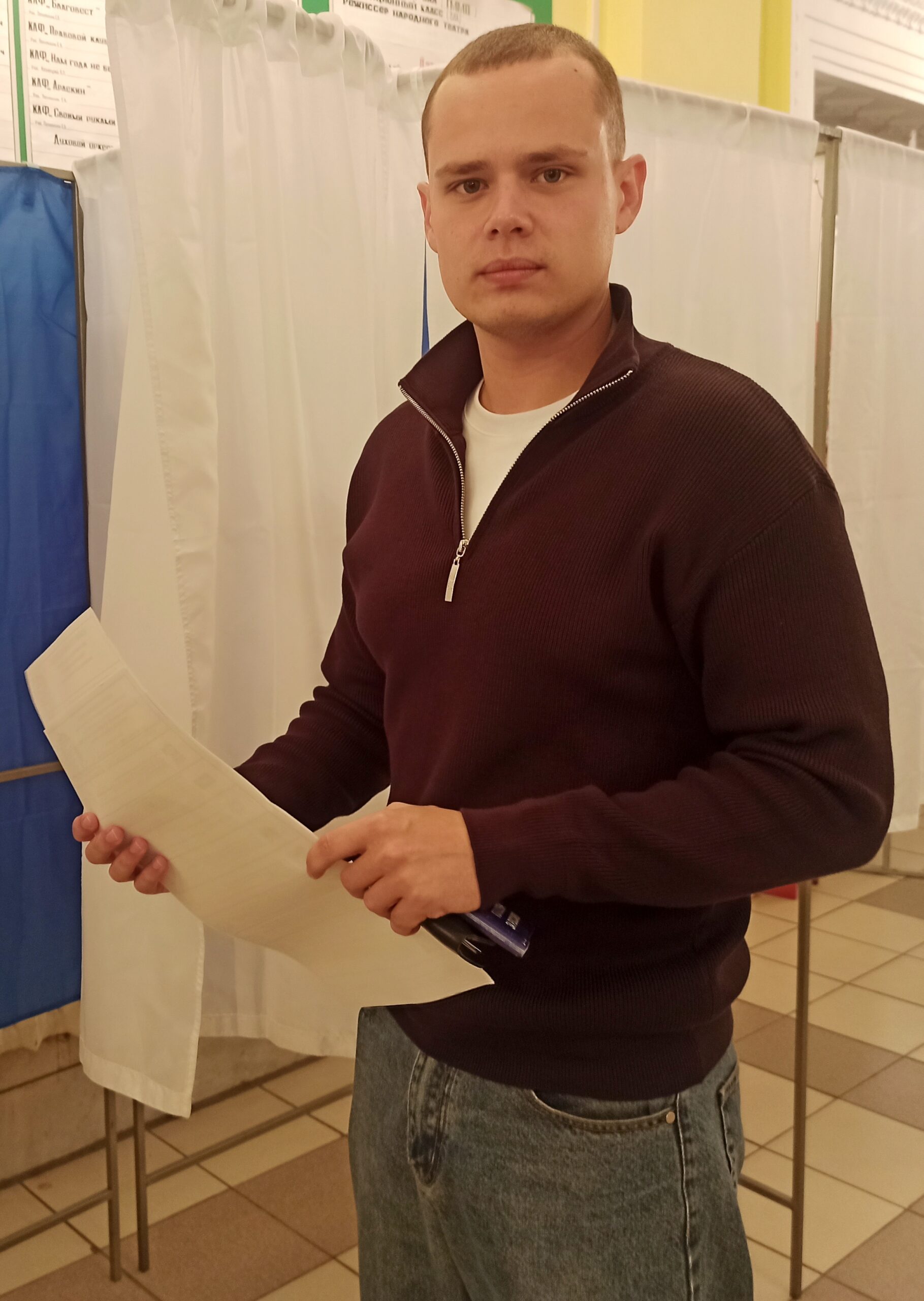Голосует депутат Клинцовского городского Совета народных депутатов