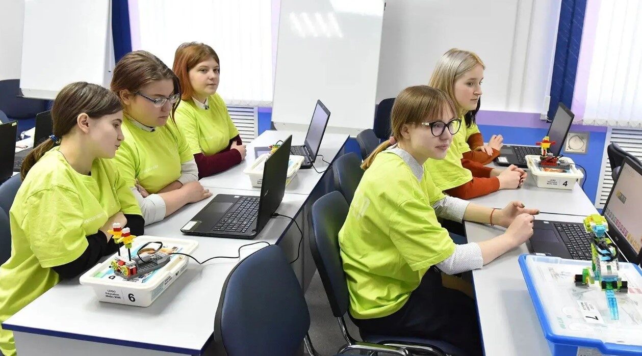 На Брянщине профессиональный праздник отмечают педагоги