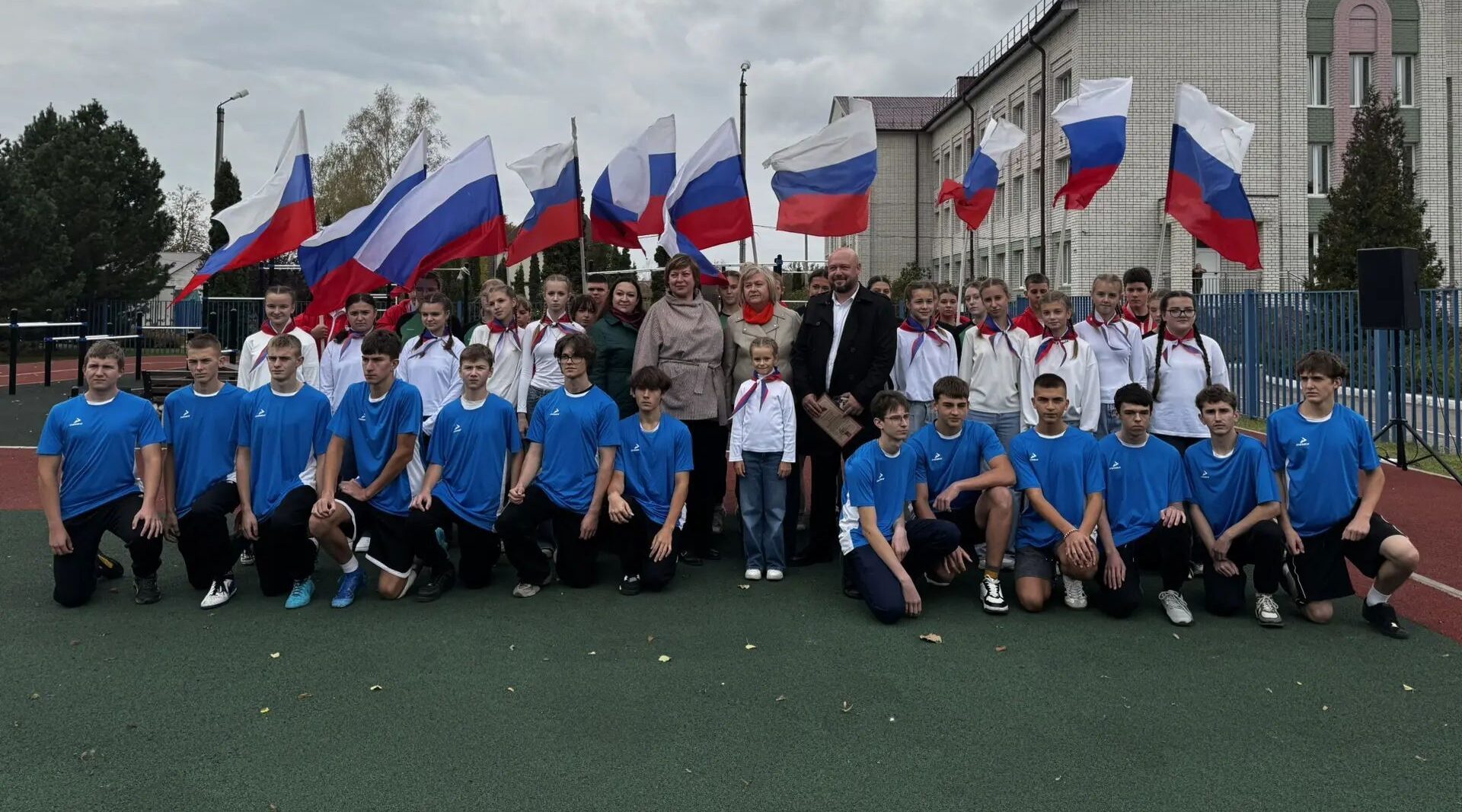 В Унече Брянской области на территории школы №1 открыли  спортплощадку