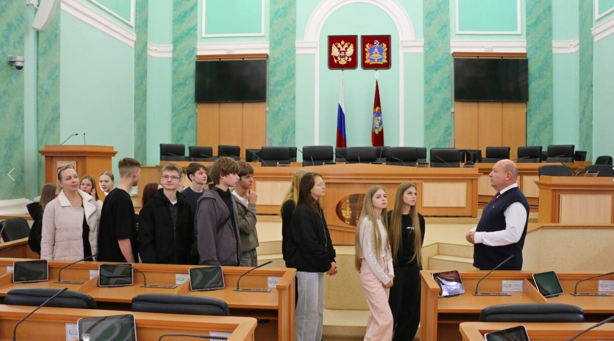 Школьники из Навли побывали в Брянской областной Думе